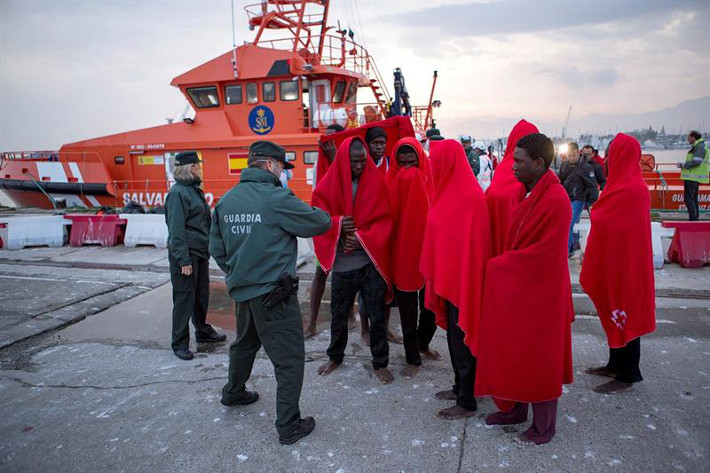 Localizada y trasladada al puerto de Motril una patera con 37 varones a bordo